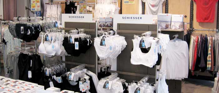 Schiesser Damen Waesche Store Korbach, Shop außen title=